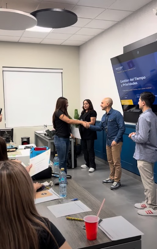 Participantes compartiendo un momento de la dinámica