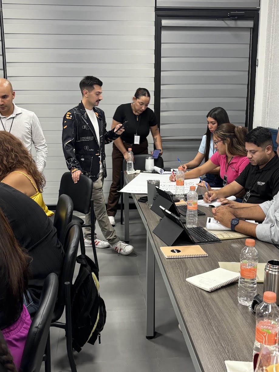 Participantes trabajando en equipo durante Macorp Academy